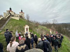 Velkopáteční křížová cesta s litoměřickým biskupem na Ostrém u Úštěku