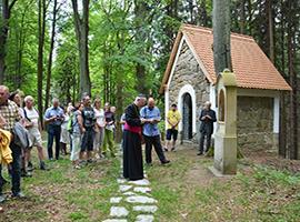 Pouť v Lobendavě a požehnání opravené křížové cesty na Jáchymově vrchu